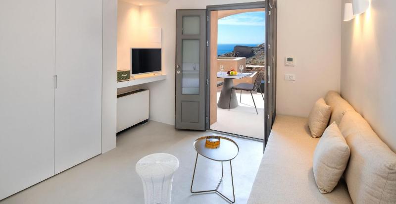 Superior Jetted tub Suite Sea View image 4
