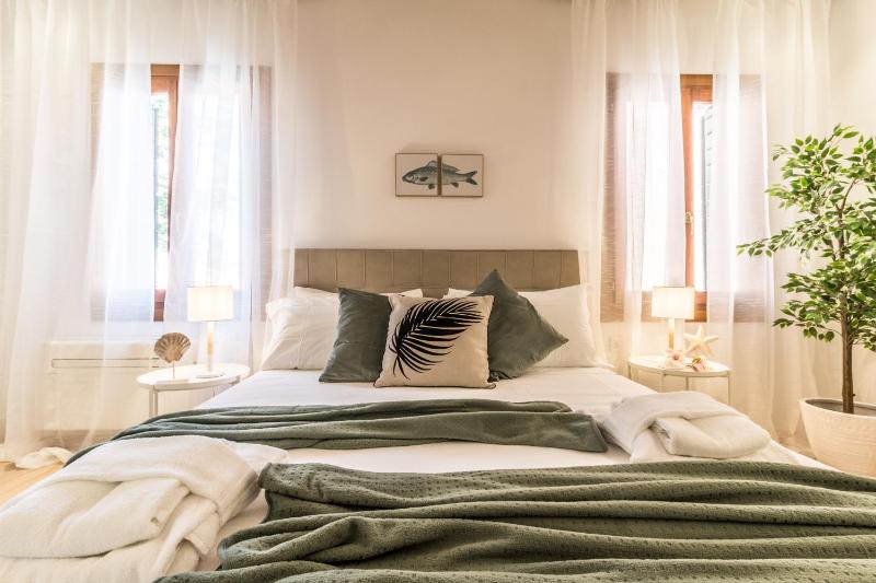 One-Bedroom Apartment image 4