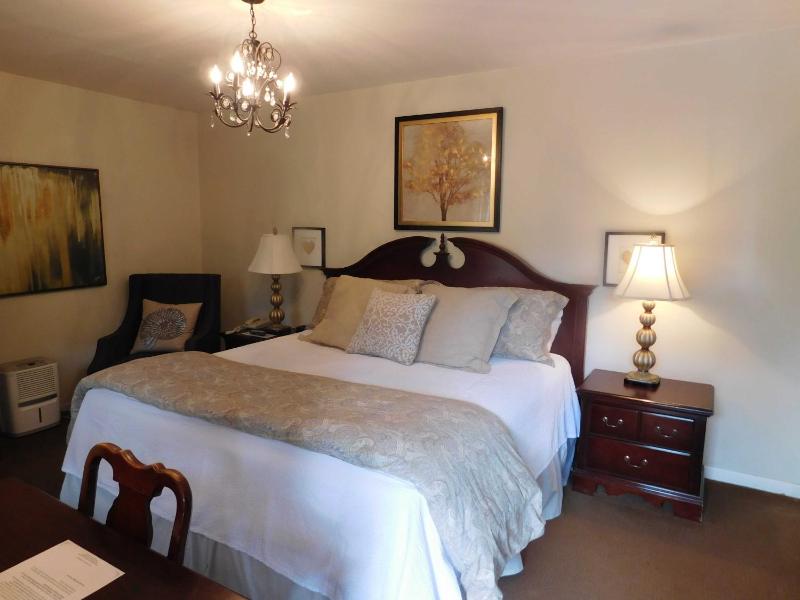 Deluxe King Room image 3