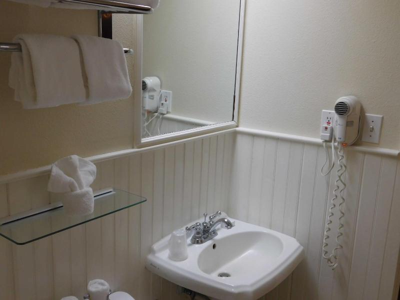 Queen Room image 2