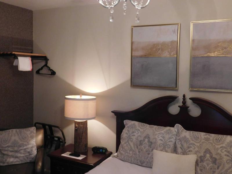 Queen Room image 4