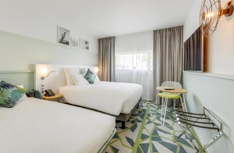 Standard Room with One Double Bed and One Single Bed image 4
