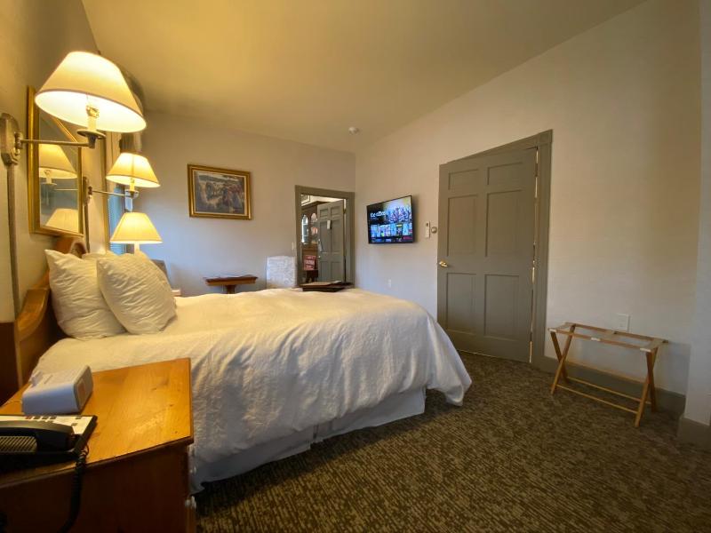 Standard Queen Room image 3