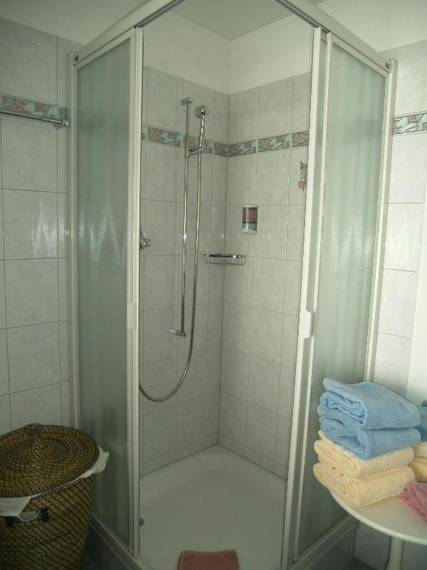 Single Room with Shared Bathroom image 1