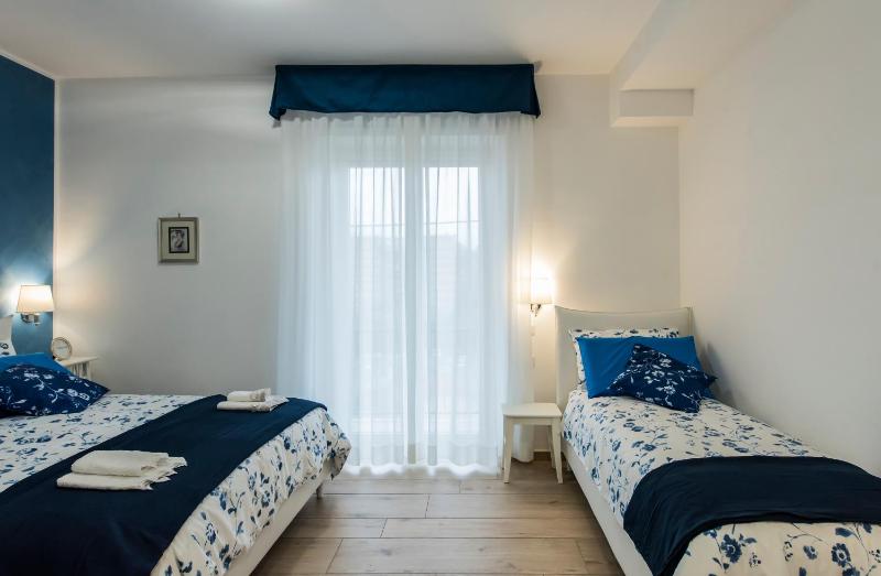Triple Room with Balcony image 4