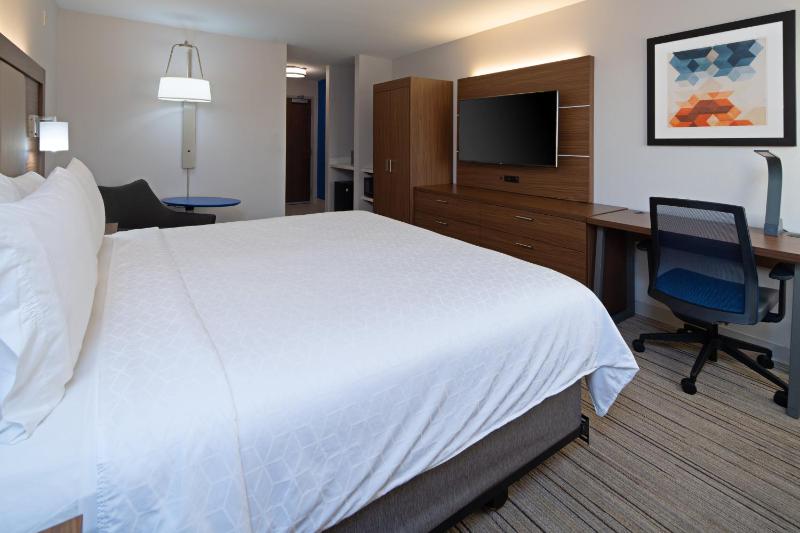 Standard King Room image 2