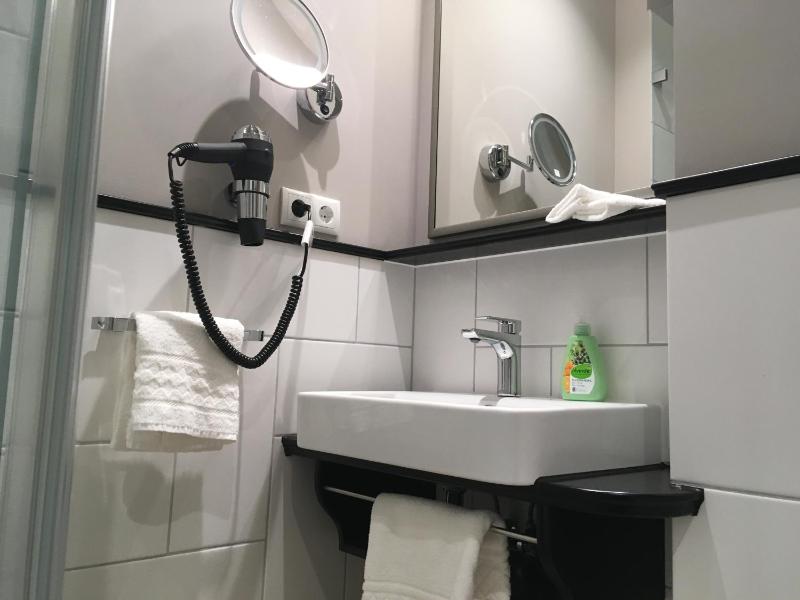 Double or Twin Room image 2
