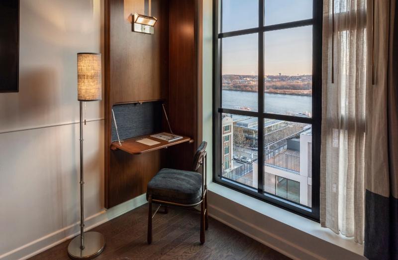 King Room with River View image 3