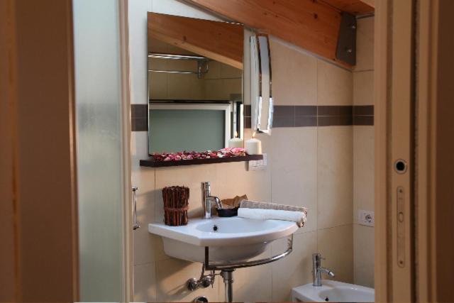 One-Bedroom Apartment with Sea View - Attic image 3