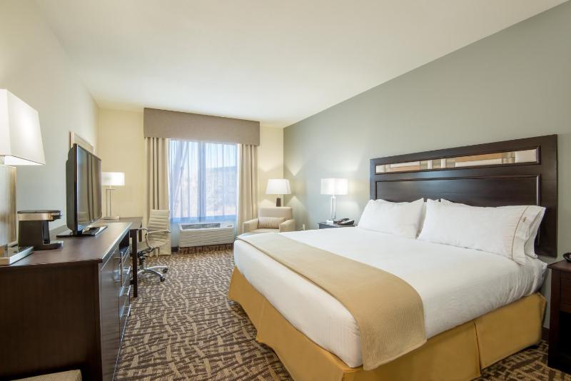 Standard King Room image 2