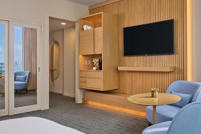 Deluxe King Room with Water View image 4