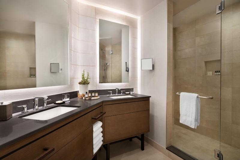 Fairmont King Room with Balcony and Golf View image 2