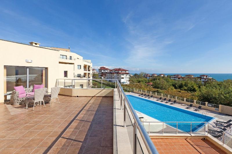 Three-Bedroom Apartment with Sea View image 2