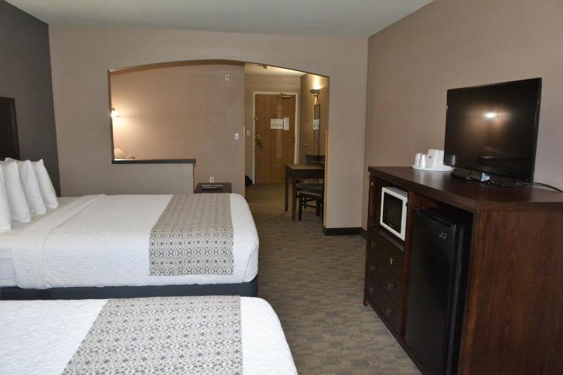 Deluxe Queen Room with Two Queen Bed - Sofa Bed image 3