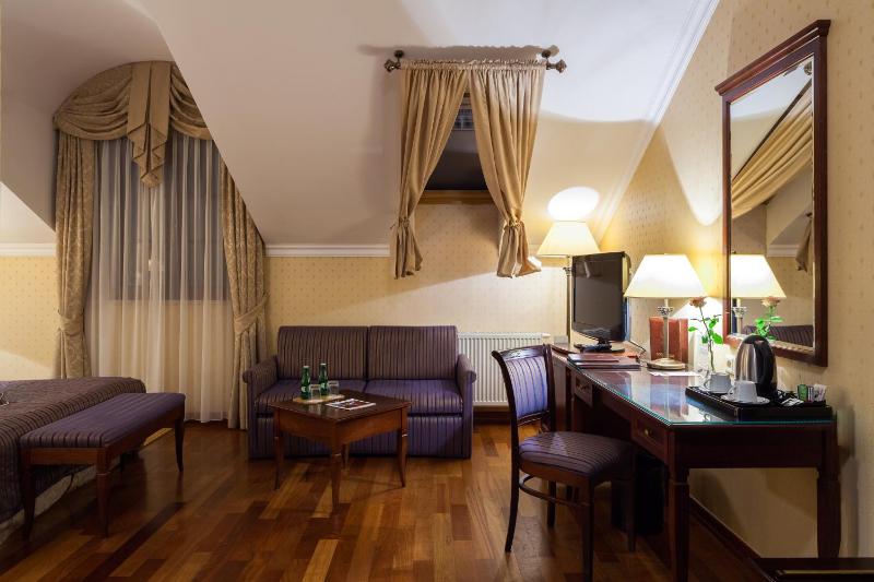 Superior Twin Room image 3