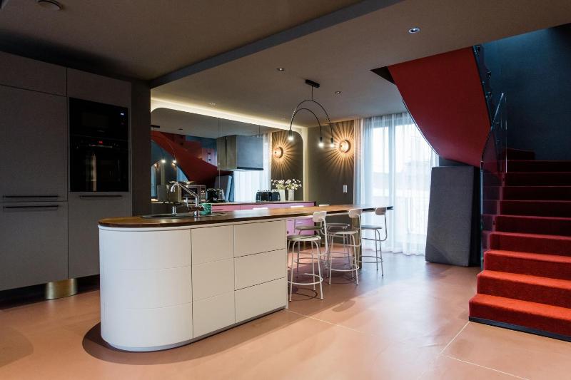 K52 luxury 4BDRM 4BTHRM apartment - image 13