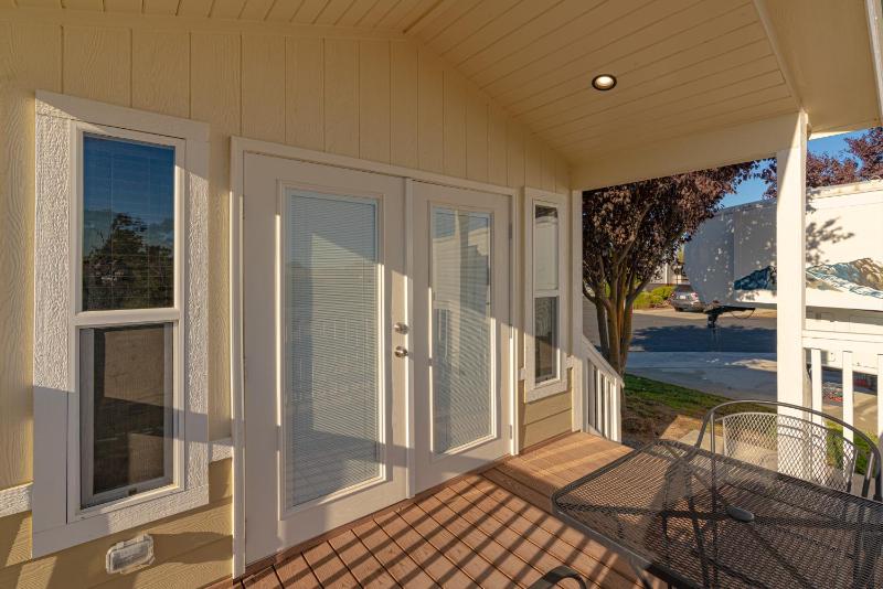 Queen Studio image 2