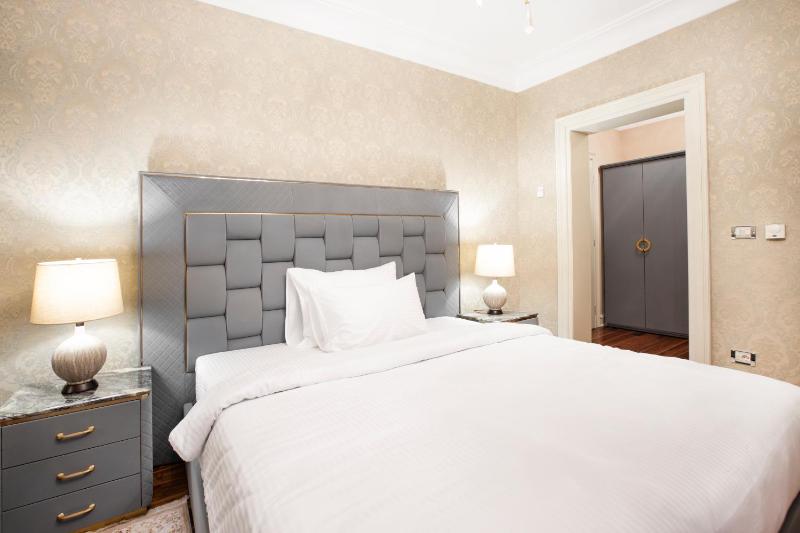 Deluxe King Room image 4