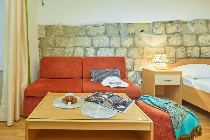 Studio Apartment image 2