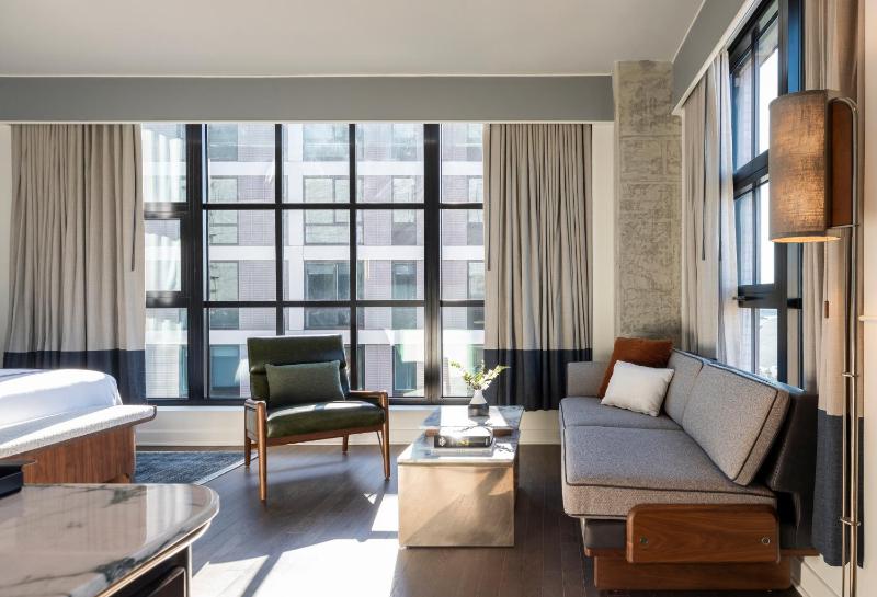 Junior King Suite image 4