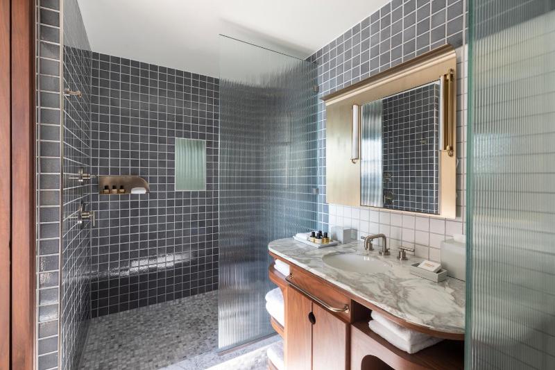 Junior King Suite image 2