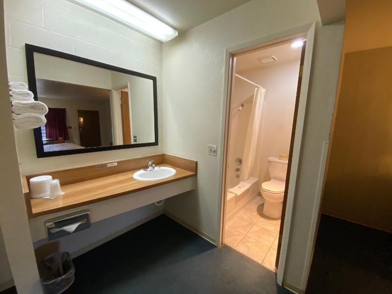 Deluxe King Room image 3