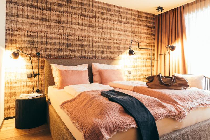 Deluxe Double Room with Balcony image 2