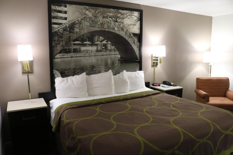 King Room with Bath Tub - Mobility/Hearing Accessible - Non-Smoking image 2