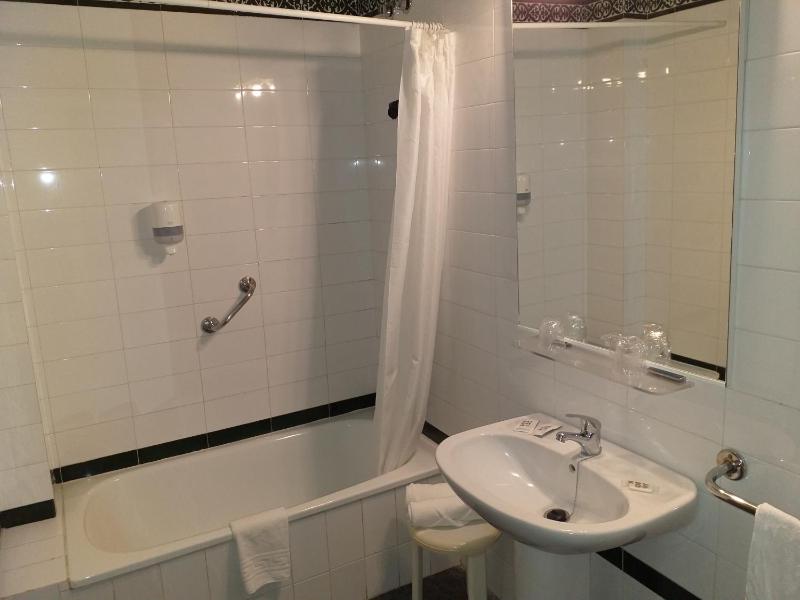 Standard Twin Room image 2