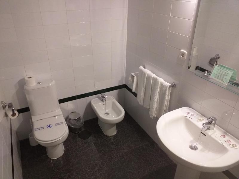 Standard Twin Room image 1