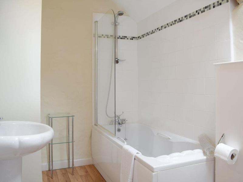 One-Bedroom Cottage image 4