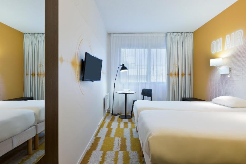 Standard Twin Room image 2