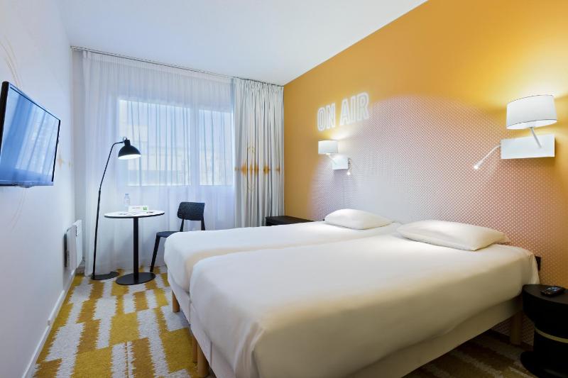 Standard Twin Room image 3