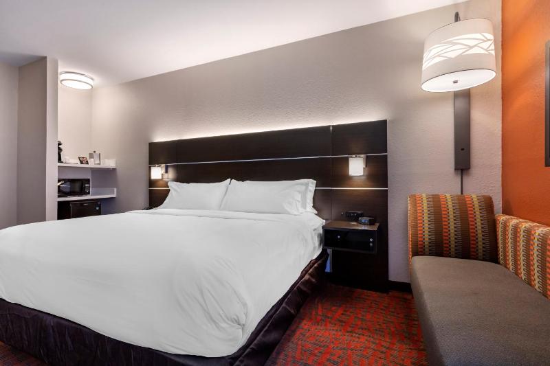 Standard King Room image 2