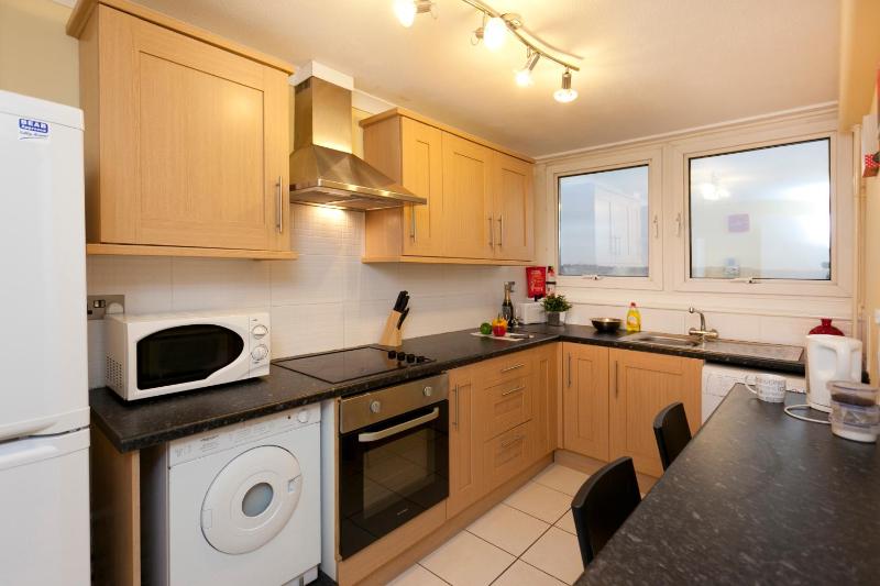 Victoria Centre 2 Bedroom Apartments with 4 Beds in Victoria Centre Shopping Centre - Nottingham City Centre - 24 hour access - Most Central Location - Full Kitchen - Opposite Hilton - Parking for Cars or Vans from Five pounds a day - Sunday 1pm Check-out - image 10