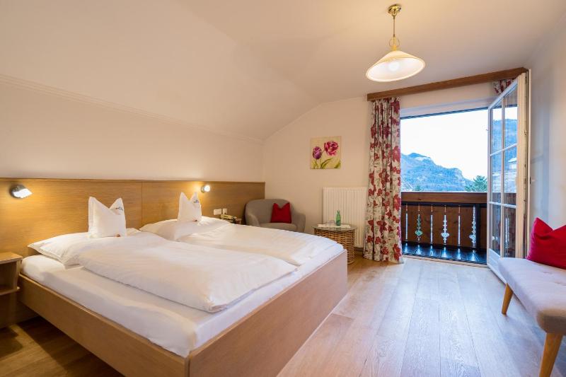 Double Room with Balcony image 3