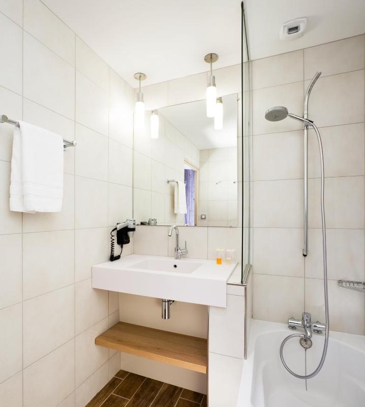 Standard Twin Room image 3