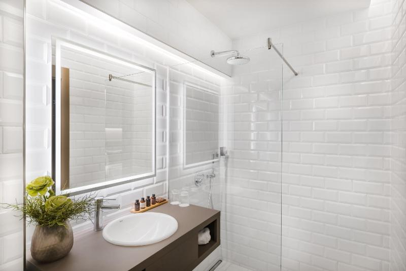 Executive Double Room with Street View image 2