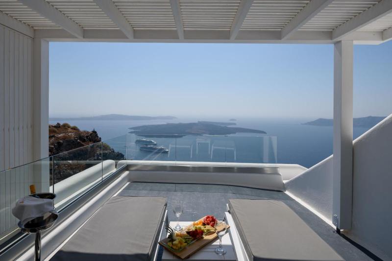Honeymoon Suite with Hot Tub image 2