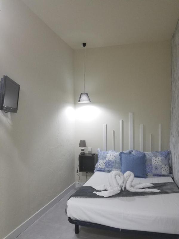 Interior Double or Twin Room with Shared Bathroom image 1