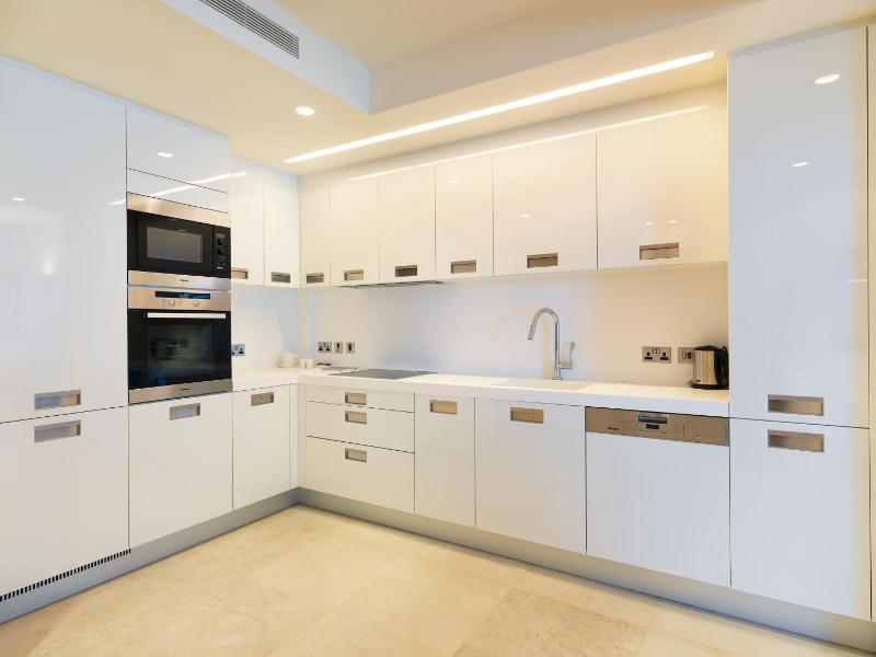Two-Bedroom Apartment with Private Hot Tub and Garden image 3