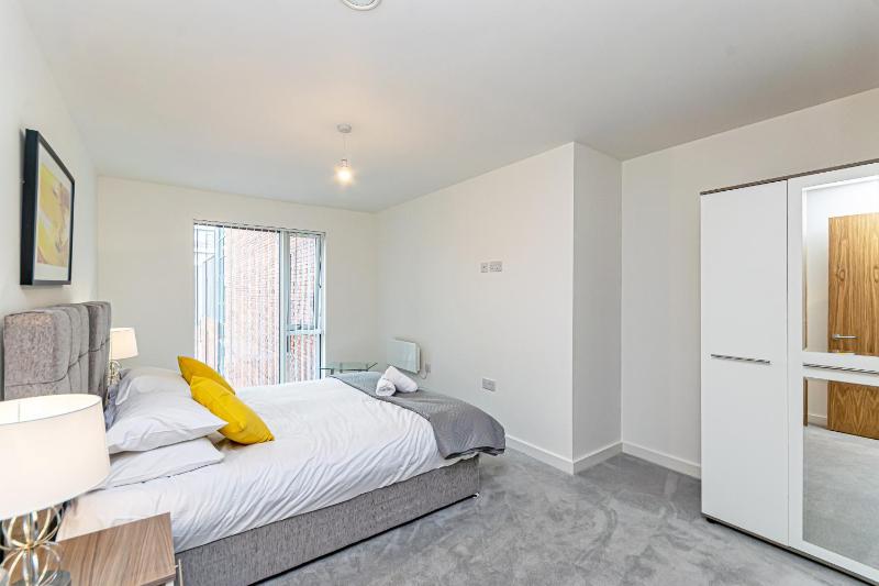 One-Bedroom Apartment image 3