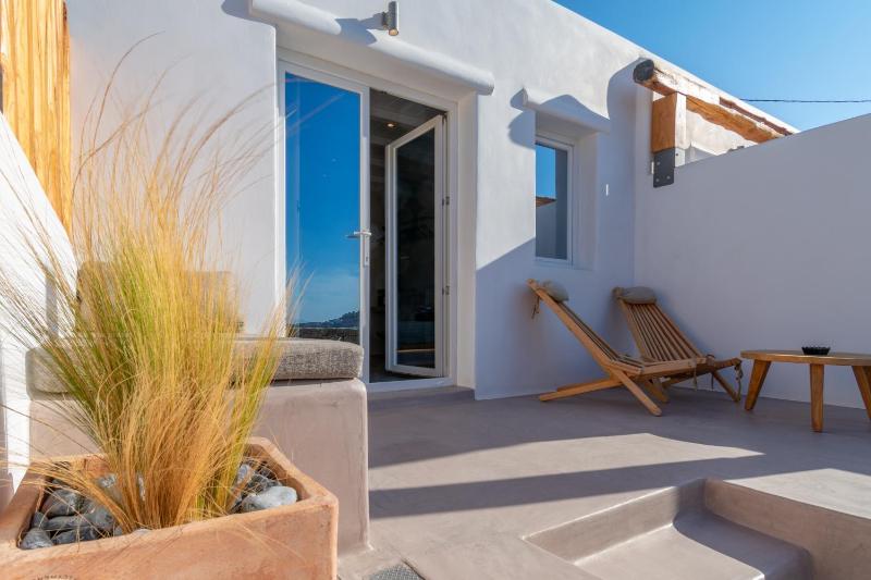 Superior Double Room with Sea View image 3