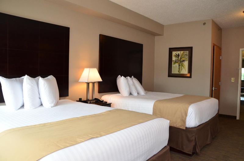 Standard Queen Room with Two Queen Beds image 4