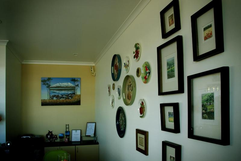Colonial Lodge Motel - image 2