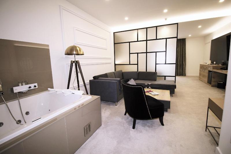 King Suite with Spa Bath image 3