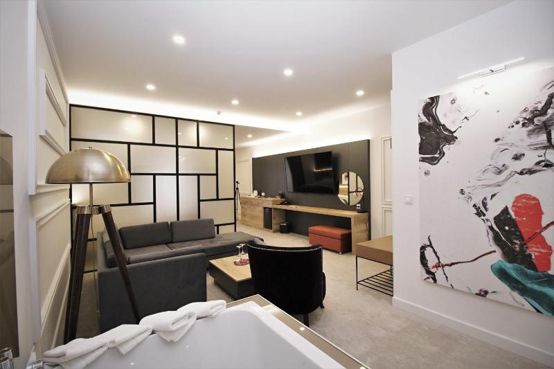 King Suite with Spa Bath image 1