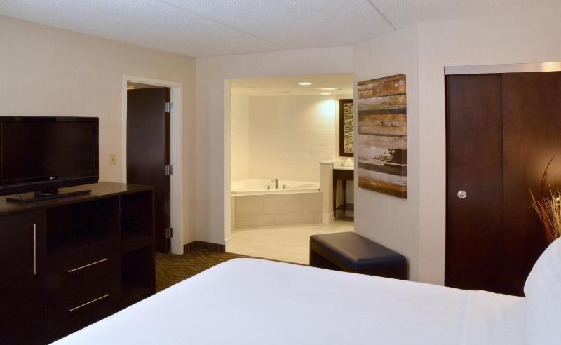 One-Bedroom Suite with Jetted Tub image 4