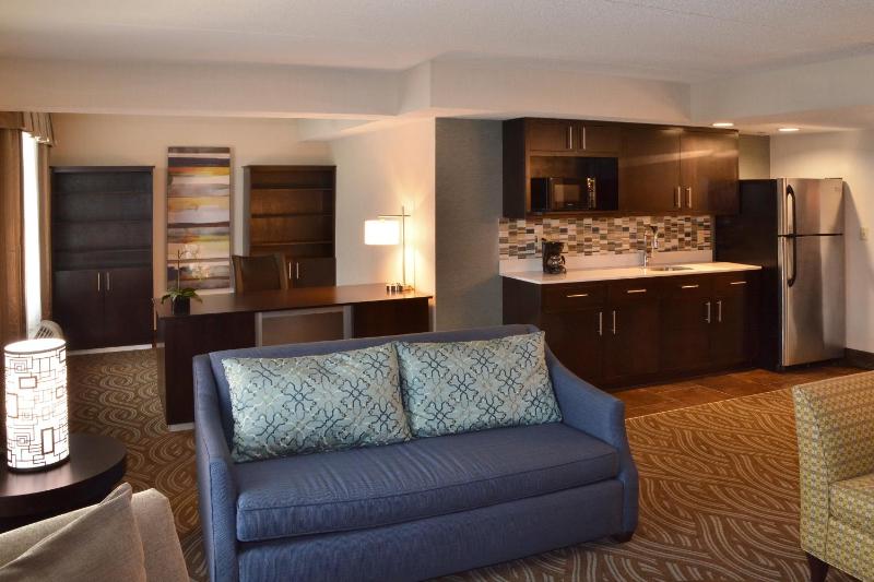 One-Bedroom Suite with Jetted Tub image 3