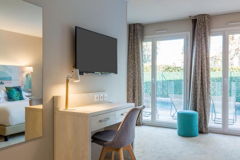 Deluxe King Room with Single Bed image 3